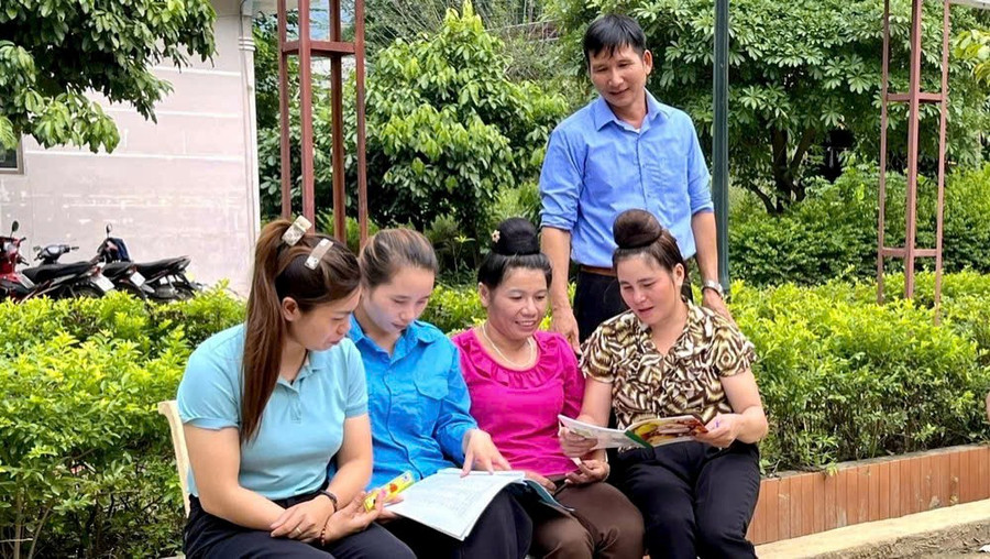 Người dân xã Mường Khoa, huyện Bắc Yên đang học chữ Thái.