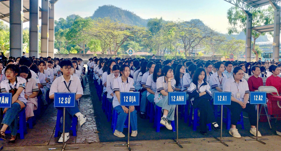 Học sinh Trường THPT chuyên Sơn La tham gia hoạt động ngoại khóa về kỹ năng sống. moi-nguoi-la-mot-cong-dan-hoc-tap-1.jpg