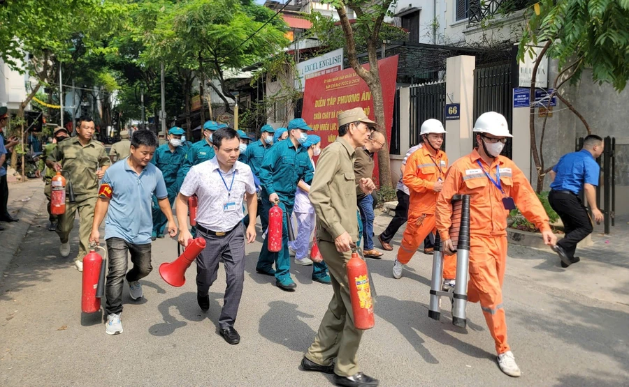 Lực lượng PCCC tại cơ sở trên địa bàn Hà Nội tham gia diễn tập chữa cháy và CNCH.