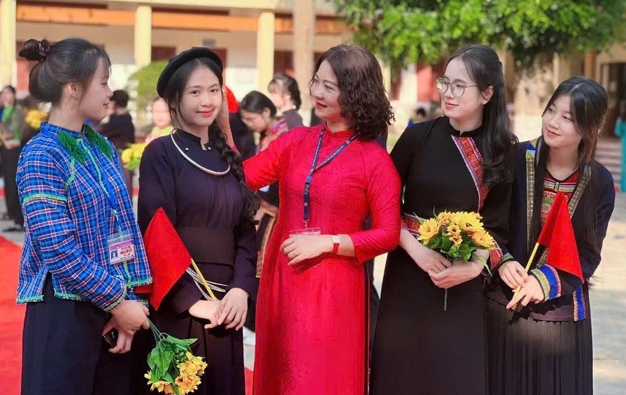 Bà Vương Xuân Thuận và học sinh Trường THPT Dân tộc Nội trú tỉnh Lạng Sơn. Ảnh: NC xay-dung-nhom-mon-lua-chon-tronng-truong-thpt5.jpg