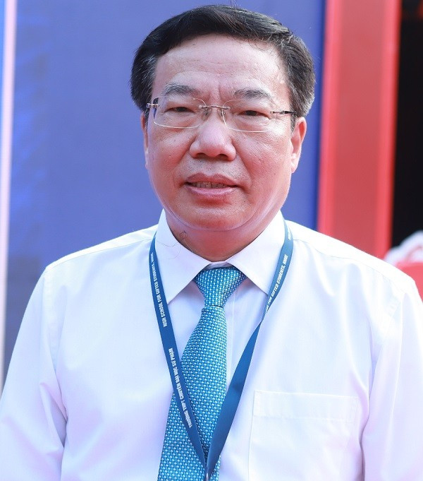 Mr. Vu Van Tien. xay-dung-nhom-mon-lua-chon-trong-truong-thpt3.jpg