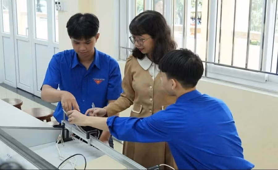 Cô Phạm Nguyễn Trang Ngân hướng dẫn học sinh trong đội tuyển tại Trường THPT A Lưới.