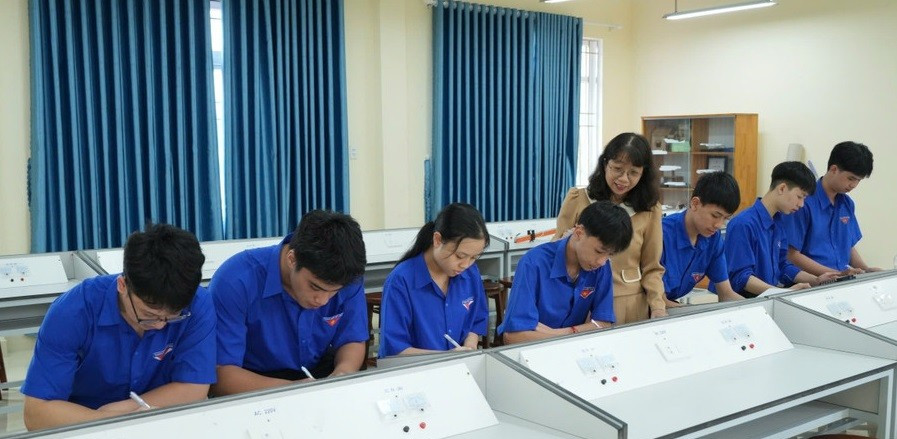 Cô Phạm Nguyễn Trang Ngân và học sinh trong tiết dạy bồi dưỡng học sinh giỏi. nuoi-duong-tai-nang-va-khat-vong-noi-vung-cao-a-luoi-1.jpg