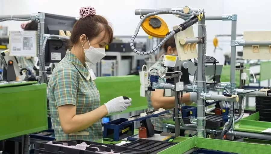 Việc mở rộng đối tượng được vay vốn tạo cơ hội việc làm hứa hẹn góp phần giảm tỷ lệ việc làm phi chính thức, phát triển bền vững cho mọi lao động. Ảnh minh họa: ITN