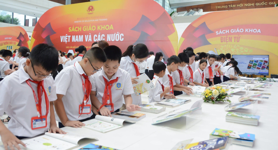 Học sinh tại Hà Nội tham quan triển lãm sách giáo khoa năm 2022. Ảnh minh họa: INT