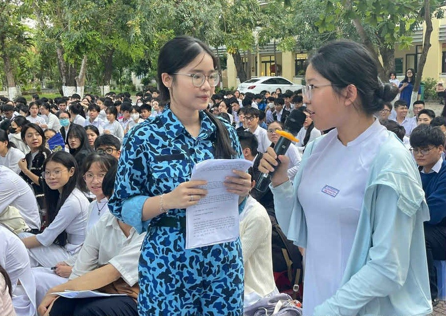 Học sinh Trường THPT Nguyễn Trãi (Liên Chiểu, TP Đà Nẵng) sinh hoạt ngoại khóa. de-xuat-ve-mot-bo-sach-giao-khoa-thong-nhat-1.jpg