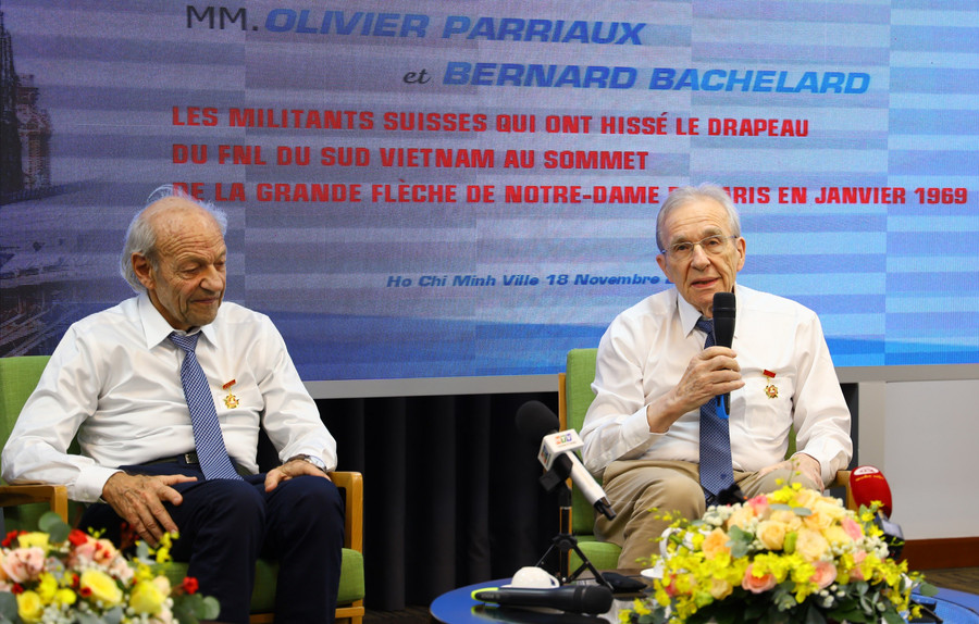 Ông Olivier Parriaux (phải) và ông Bernard Bachelard chia sẻ câu chuyện với báo chí Việt Nam, chiều 18/11/2024. Ảnh: L.N. cho-mot-viet-nam-hoa-binh1.jpg