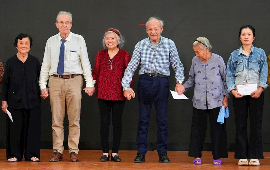 Ông Olivier Parriaux và ông Bernard Bachelard trao quà tặng gia đình chính sách, nạn nhân bị nhiễm chất độc màu da cam. Ảnh: HCMCPV. cho-mot-viet-nam-hoa-binh2.jpg