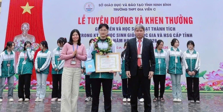 Em Đinh Bảo Đức được lãnh đạo Trường THPT Gia Viễn C khen thưởng. Ảnh: NVCC