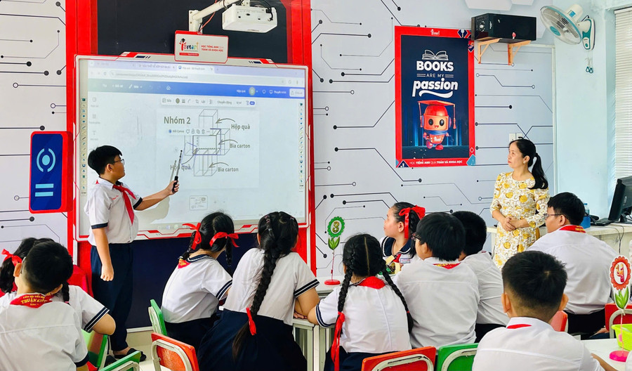 Giáo viên Trường Tiểu học Thuận Kiều (phường Đông Hưng Thuận, TPHCM) trong giờ lên lớp. Ảnh: Minh Anh