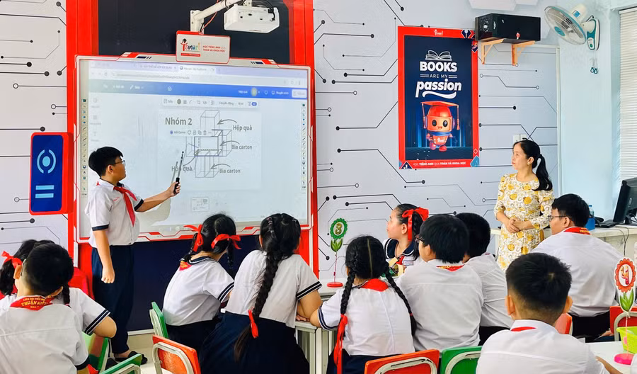 Giáo viên Trường Tiểu học Thuận Kiều (phường Đông Hưng Thuận, TPHCM) trong giờ lên lớp. Ảnh: Minh Anh