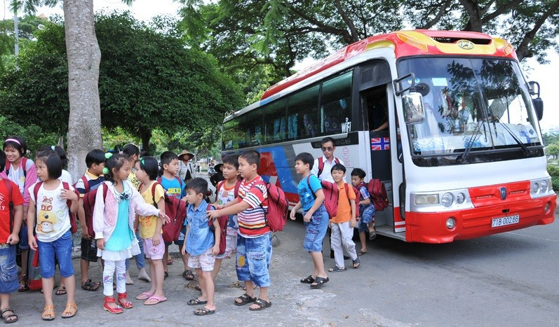 Trên cả nước có nhiều trường học sử dụng dịch vụ xe đưa đón học sinh. Ảnh minh họa: ITN