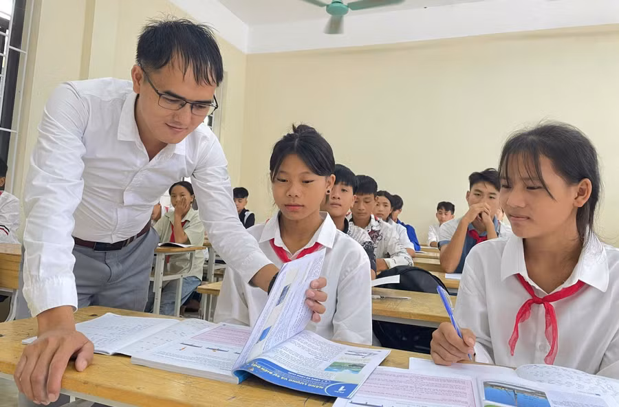 Thầy giáo Trường Phổ thông dân tộc bán trú - THCS Mường Lý (Mường Lát, Thanh Hóa) tận tình ôn tập cho học sinh lớp 9.