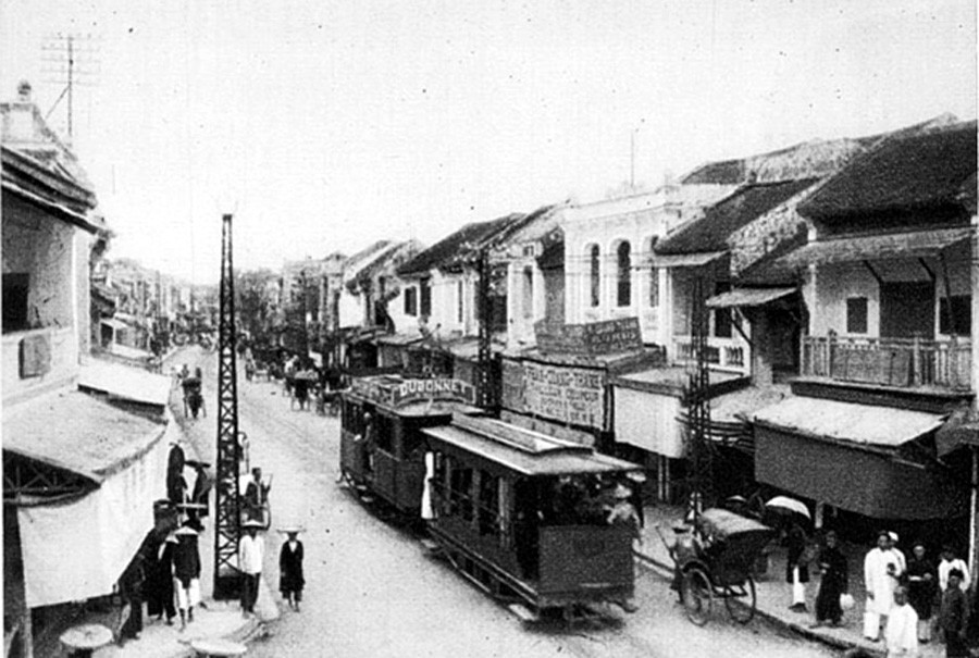 Căn nhà số 4 và số 10 (nhà trắng với 3 khung cửa vòng, phía bên phải ảnh) phố Hàng Đào, Hà Nội từng là cơ sở dạy học của Đông Kinh Nghĩa Thục. Ảnh tư liệu hai-nha-nho-cung-ten-khac-danh-phan-cung-chi-huong-2.jpg