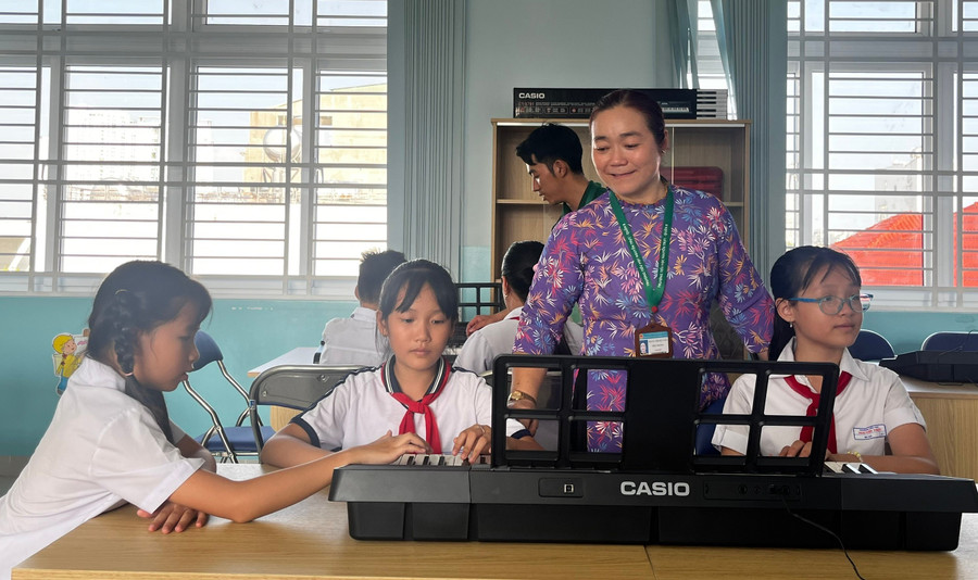 Học sinh Trường Tiểu học Nguyễn Trực (Quận 8, TPHCM) vui mừng học tập tại ngôi trường mới. Ảnh: MA