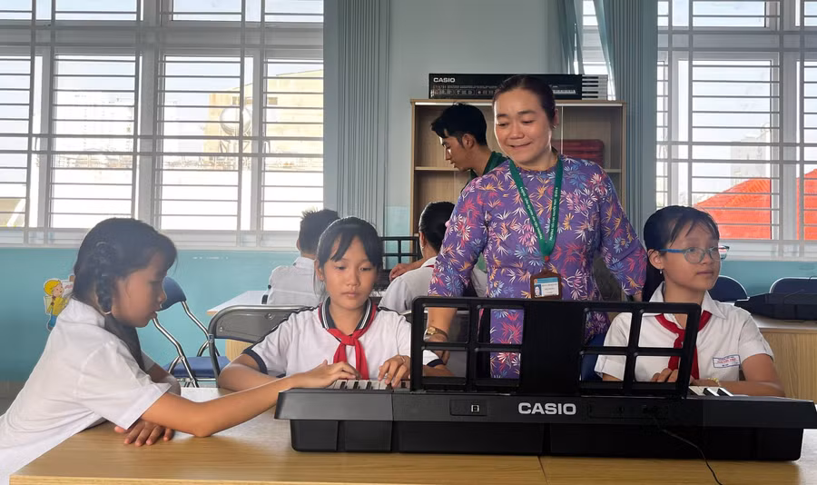 Học sinh Trường Tiểu học Nguyễn Trực (Quận 8, TPHCM) vui mừng học tập tại ngôi trường mới. Ảnh: MA