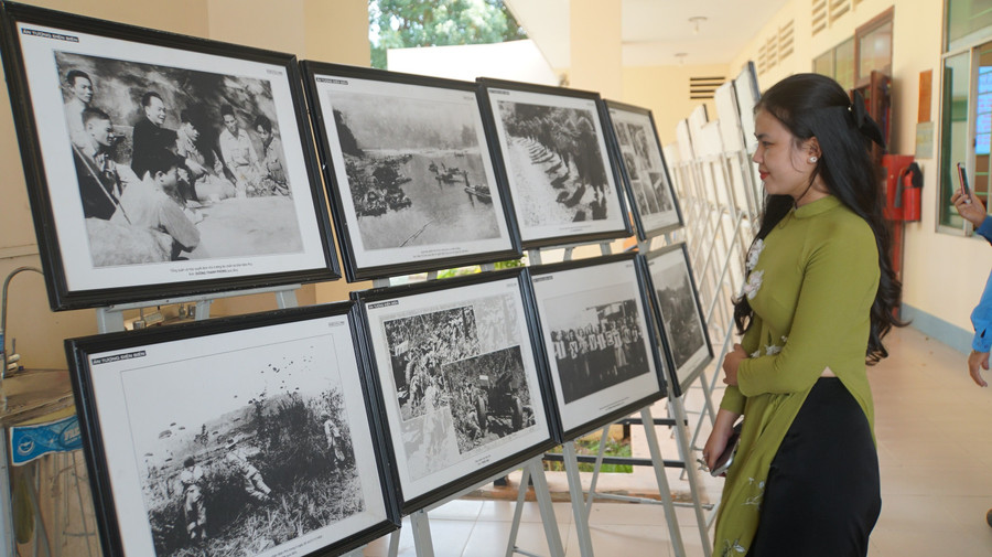 Đoàn viên trẻ xem triển lãm ảnh kỷ niệm 70 năm Chiến thắng Điện Biên Phủ (7/5/2024) tại TPHCM. Ảnh: Mạnh Tùng