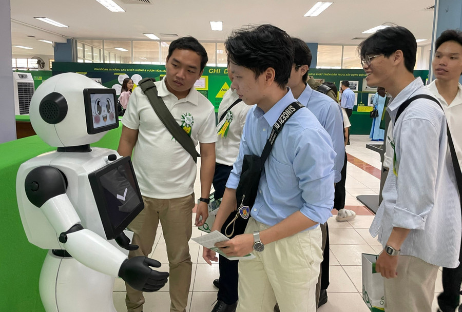 Sinh viên tham quan sản phẩm robot hình người trình diễn tại TPHCM. Ảnh: Hà An
