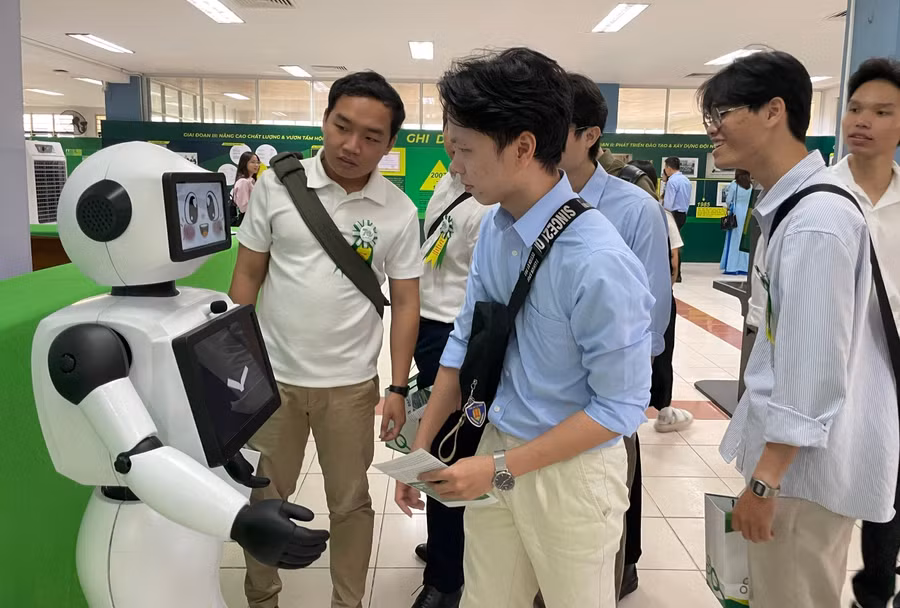 Sinh viên tham quan sản phẩm robot hình người trình diễn tại TPHCM. Ảnh: Hà An