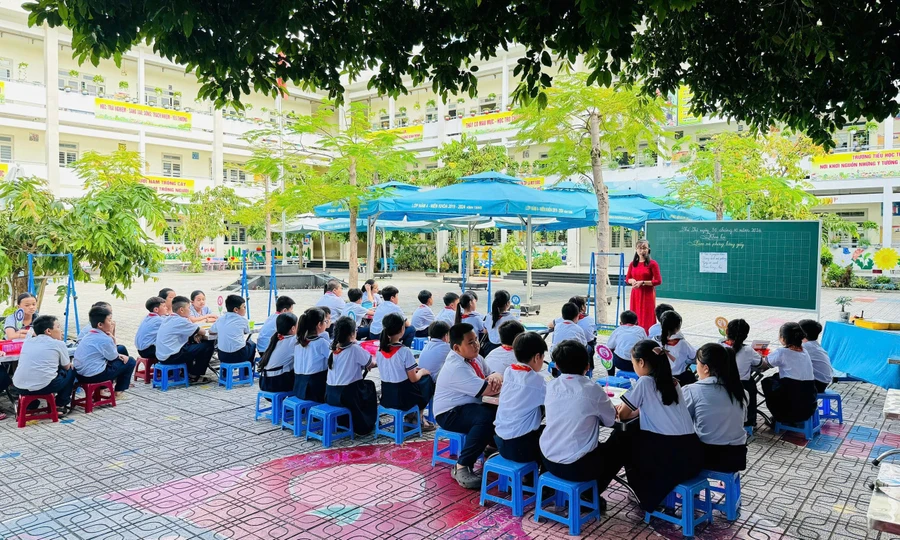 “Lớp học mở” tại sân Trường Tiểu học Thuận Kiều (Quận 12). Ảnh: K.T