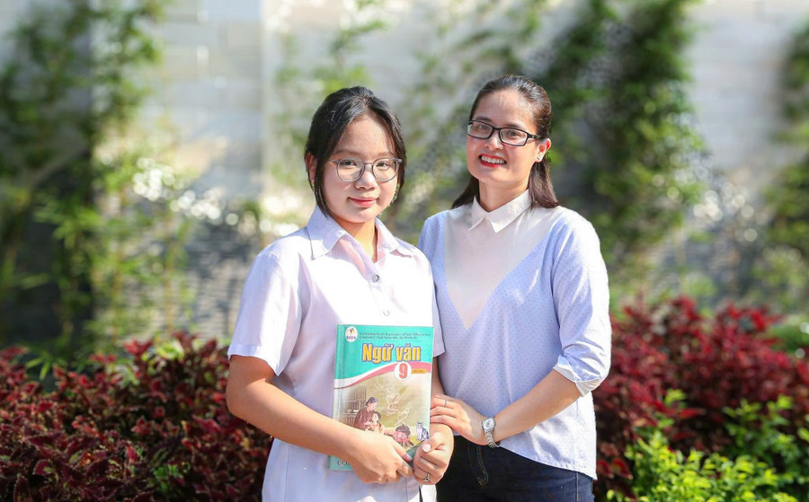 Minh Khuê và cô giáo chủ nhiệm Nguyễn Thị Thu Hà. uoc-mo-lam-nghe-giao-cua-nu-thu-khoa-lop-10-2.jpg