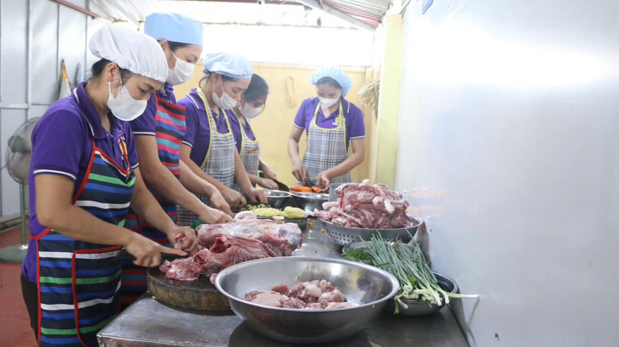 Ca làm việc của nhân viên nuôi dưỡng tại Trường Mầm non Trường Thịnh (Ứng Hòa, Hà Nội). Ảnh: TG