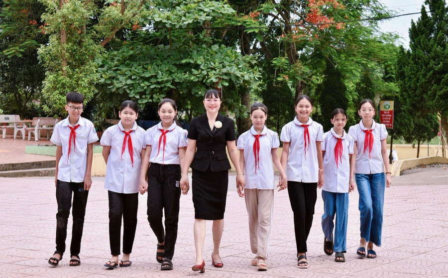 NGƯT Lê Thị Hồng Tâm và học sinh Trường Tiểu học Thị trấn Hạ Hòa (xã Hạ Hòa, Phú Thọ).