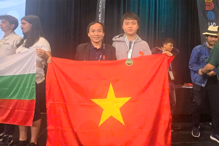 Võ Trọng Khải và thầy Phan Văn Thái - giáo viên bồi dưỡng Toán, Trường THPT chuyên Phan Bội Châu. Ảnh: NVCC