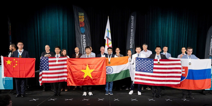 Võ Trọng Khải (cầm cờ Việt Nam) giành Huy chương Vàng Olympic Toán học quốc tế năm 2025. tu-uoc-mo-tuoi-tho-den-dinh-cao-toan-hoc-1.jpg