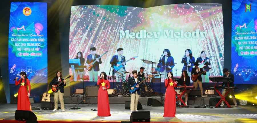 Ban nhạc Trường THPT Phan Huy Chú biểu diễn tại chung khảo Liên hoan các ban nhạc học sinh Hà Nội. Ảnh: Vân Anh