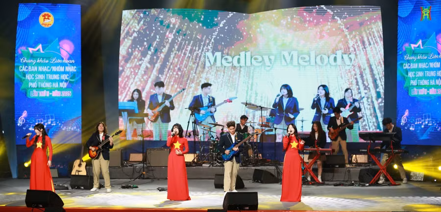 Ban nhạc Trường THPT Phan Huy Chú biểu diễn tại chung khảo Liên hoan các ban nhạc học sinh Hà Nội. Ảnh: Vân Anh