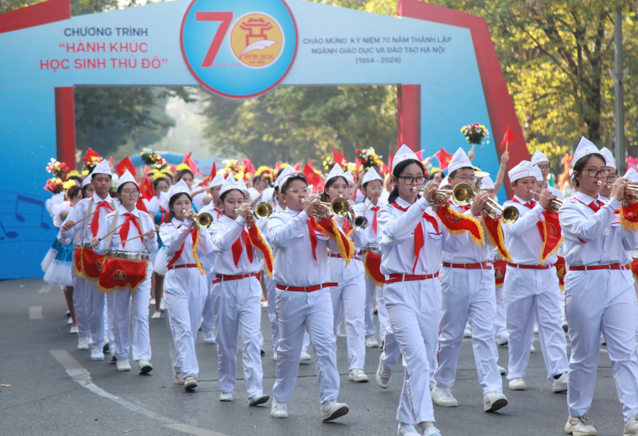 Học sinh Hà Nội biểu diễn hành khúc chào mừng kỷ niệm 70 năm giáo dục Thủ đô. Ảnh: Vân Anh am-nhac-nuoi-duong-tam-hon-hoc-tro-1.jpg