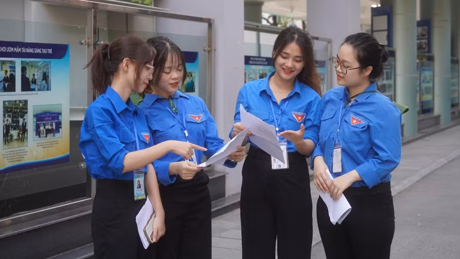 Sinh viên tình nguyện Trường Đại học Sư phạm Hà Nội. Ảnh: Lan Anh