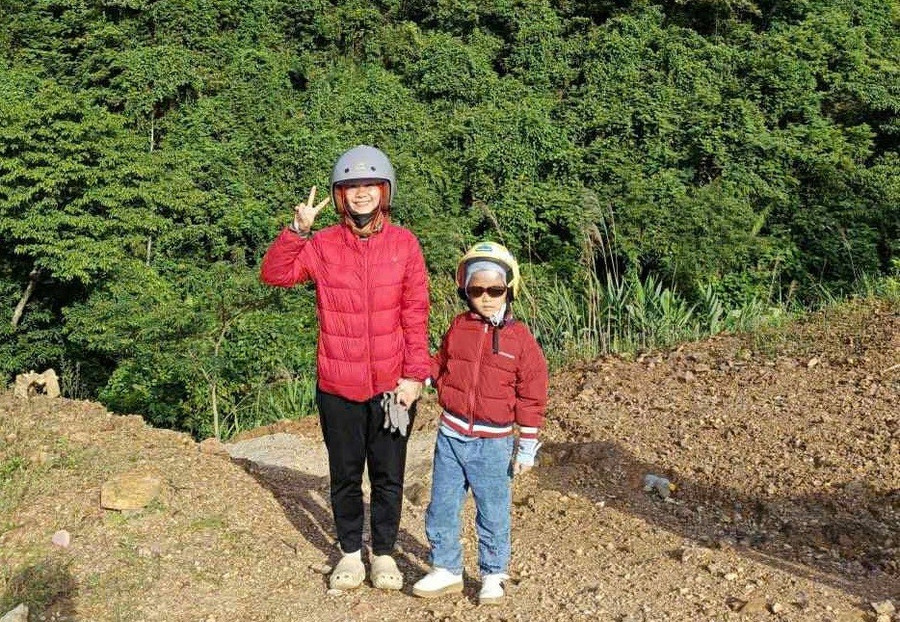 Cô Trần Thị Kiều Oanh cùng con trai chuẩn bị trở về nhà sau một tuần dạy học. Ảnh: Đăng Đức khong-de-nguoi-thay-don-doc-truoc-noi-lo-com-ao-2.jpg