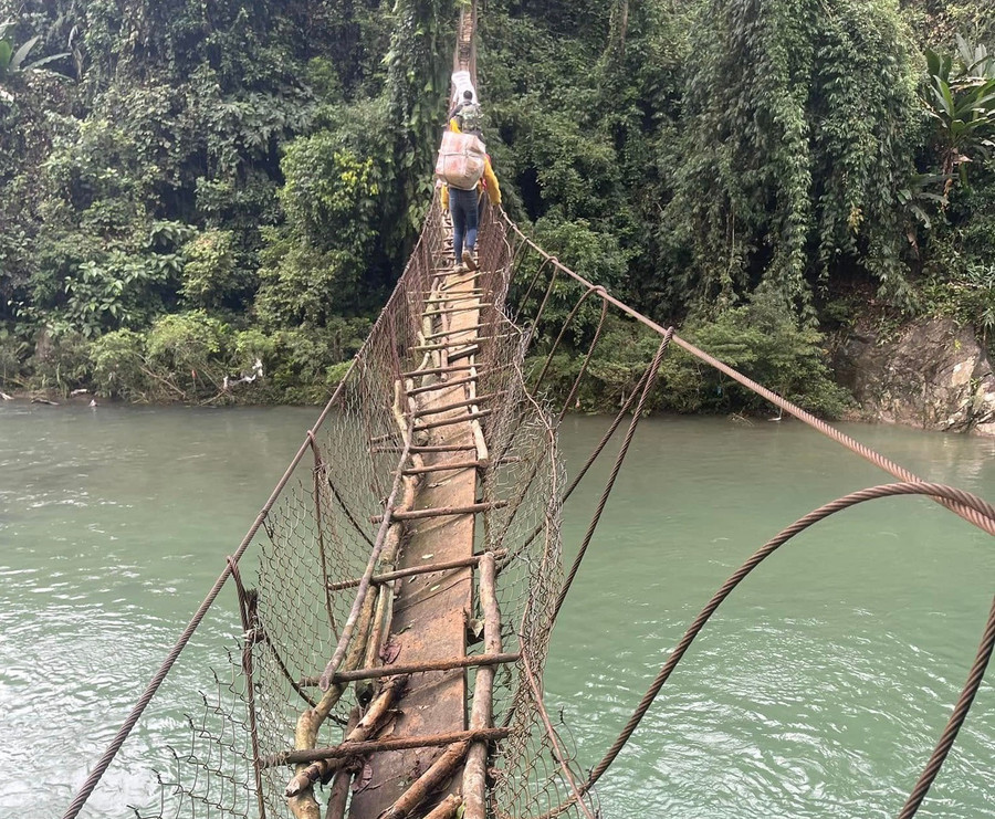Cây cầu dân sinh trên đường vào điểm trường Ông Yên, Trường Phổ thông dân tộc bán trú Tiểu học Trà Leng 1 (Trà Leng, Đà Nẵng). Ảnh: NTCC khong-de-nguoi-thay-don-doc-truoc-noi-lo-com-ao-4-8571.jpg