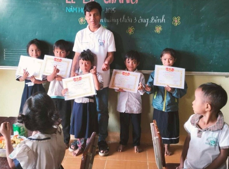 Thầy Nguyễn Văn Nhân cùng học sinh điểm trường Ông Bình trong lễ tổng kết năm học 2024 - 2025. Ảnh: NVCC khong-de-nguoi-thay-don-doc-truoc-noi-lo-com-ao-1.jpg