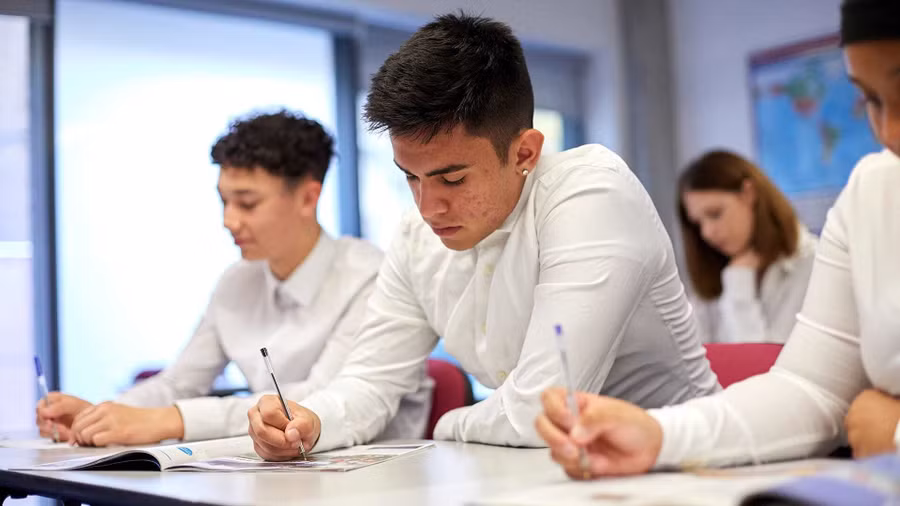 Cha mẹ nên hướng dẫn trẻ các chiến lược làm bài thi. Ảnh: INT.