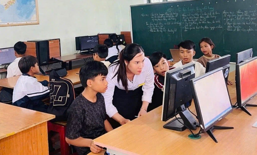 Giáo viên Trường Tiểu học - THCS A Xing (Quảng Trị) hướng dẫn học sinh trong giờ học.