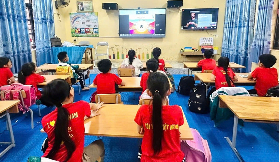 Học sinh học tại phòng học thông minh với màn hình học liệu riêng và màn hình tương tác với giáo viên riêng. dua-giao-vien-ban-ngu-va-giao-trinh-chuan-quoc-te-toi-tung-lop-hoc-3.jpg