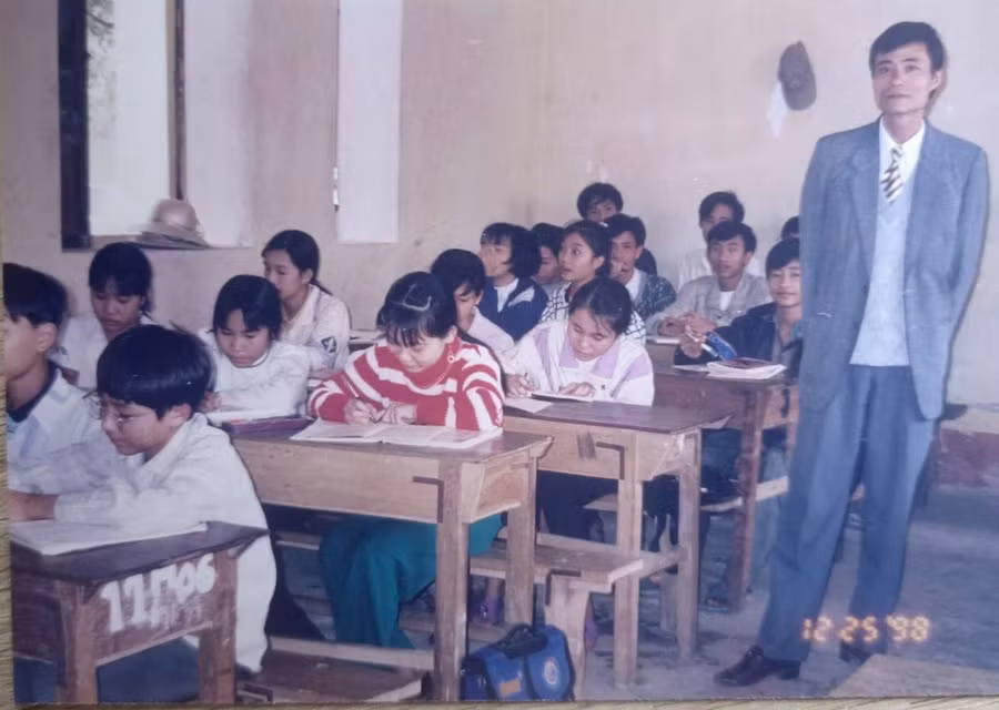 Một tiết học Toán của học trò cùng thầy Quang, ảnh chụp năm 1993.