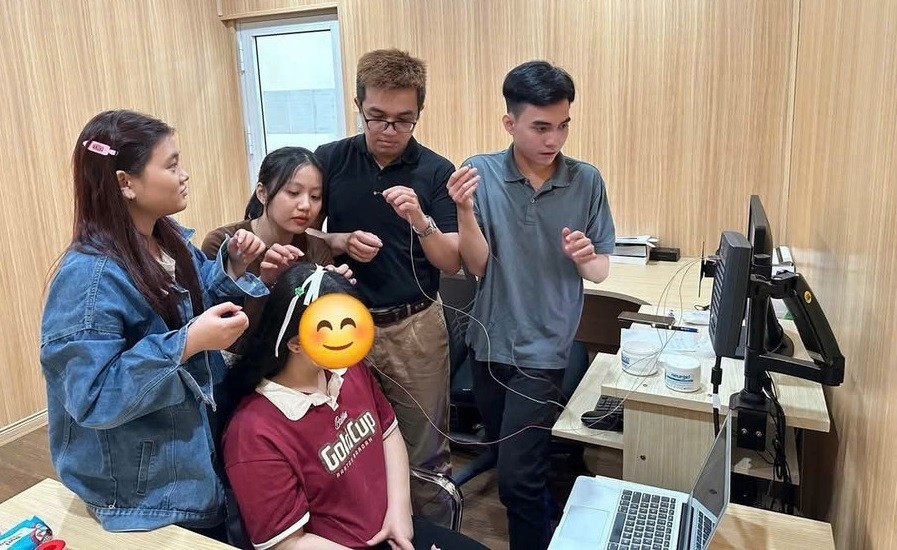 TS Giang Thiên Vũ (thứ 2 bên phải) cùng sinh viên nghiên cứu về trầm cảm. Ảnh: NVCC