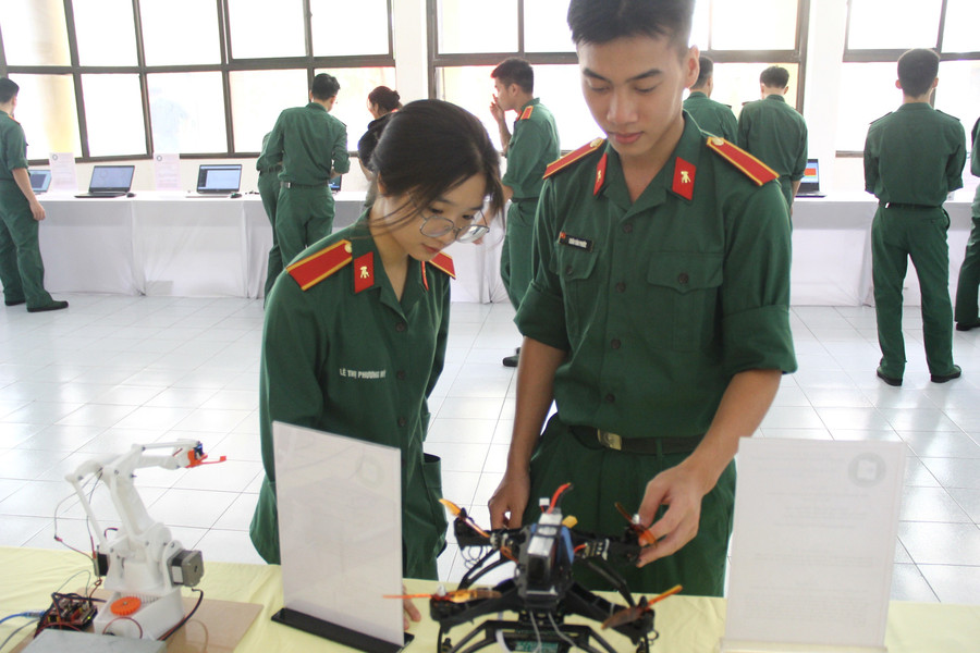 Sinh viên Học viện Kỹ thuật Quân sự. Ảnh: TG giai-phap-phat-trien-nguon-nhan-luc-phuc-vu-cong-nghe-cao-1.jpg