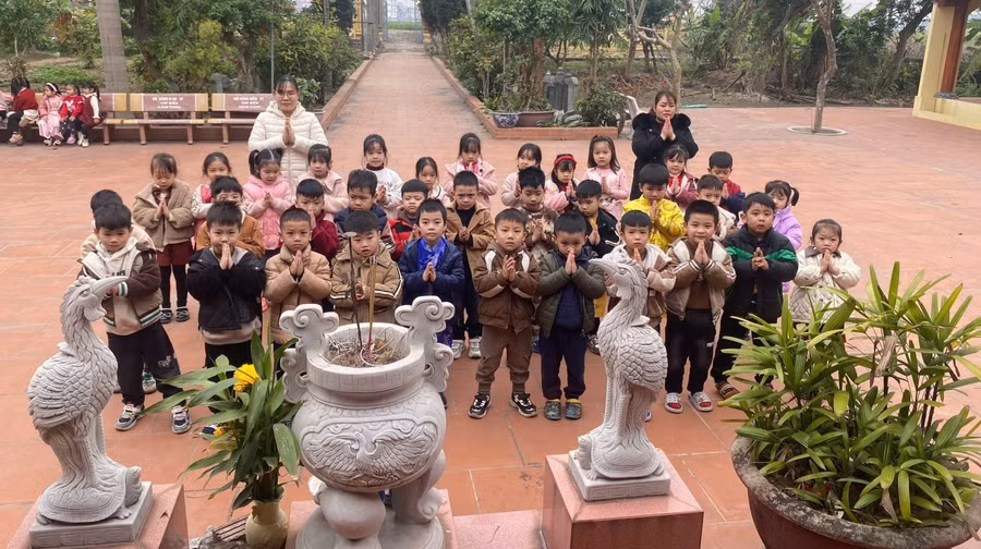 Trẻ tham gia hoạt động đi lễ đầu năm. Ảnh: Trường Mầm non Trung Kênh.