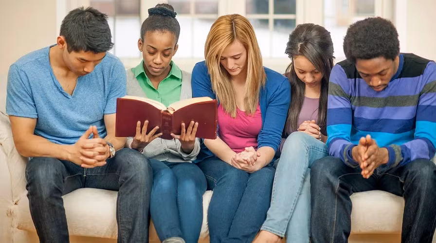 Thế hệ trẻ cũng đối mặt với thách thức không nhỏ trong việc định hình lòng yêu nước. Ảnh: INT