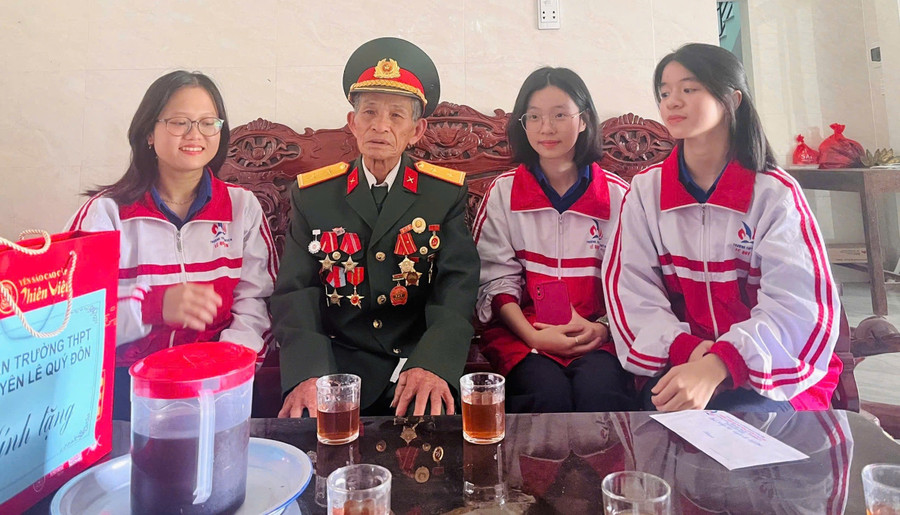 Đoàn Trường THPT chuyên Lê Quý Đôn tổ chức đoàn viên thăm hỏi, trò chuyện với cựu chiến binh Nguyễn Hữu Giằng (trú ở phường Đông Lương, TP Đông Hà).
