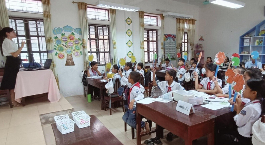 Cô Vũ Ngọc Lan trong giờ lên lớp. Ảnh: NVCC nhung-nu-ky-su-co-trong-truong-hoc-2.jpg