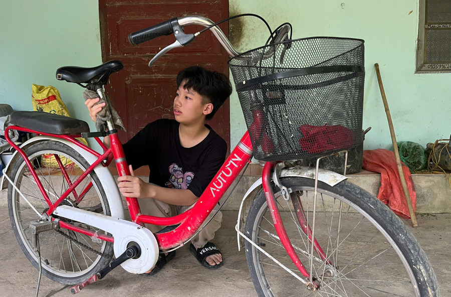 Trần Ngọc Hân “chăm sóc” chiếc xe vốn là người bạn mỗi ngày đưa em vượt 20 km tới trường. co-hoc-tro-mo-coi-va-hanh-trinh-thap-sang-uoc-mo-2.jpg
