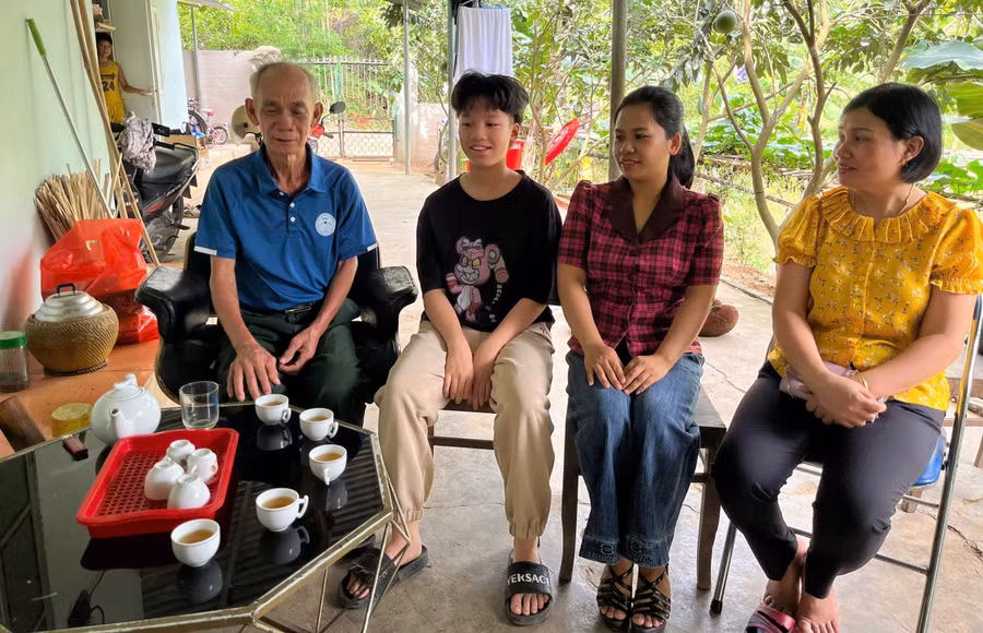 Cô Hồ Thị Bình (ngoài cùng bên phải) và cô Hoàng Thị Hương thăm, động viên ông cháu Ngọc Hân trong dịp hè.