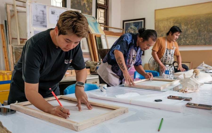 Các giảng viên Đại học Công nghệ Rajamangala (Thái Lan) thực hành vẽ lụa tại Xưởng thực hành lụa, Khoa Mỹ thuật tạo hình của Trường Đại học Nghệ thuật, Đại học Huế. Ảnh: NTCC