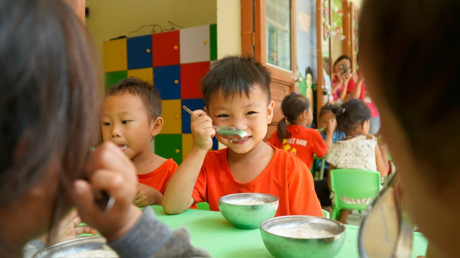 Học sinh điểm trường Bản Là, Trường Mầm non Thái Sơn (Bảo Lâm, Cao Bằng) ăn bữa phụ buổi chiều. Ảnh: INT